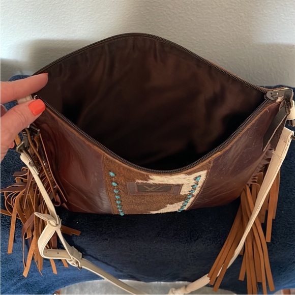 Fringe cowhide crossbody - Picture 5 of 7